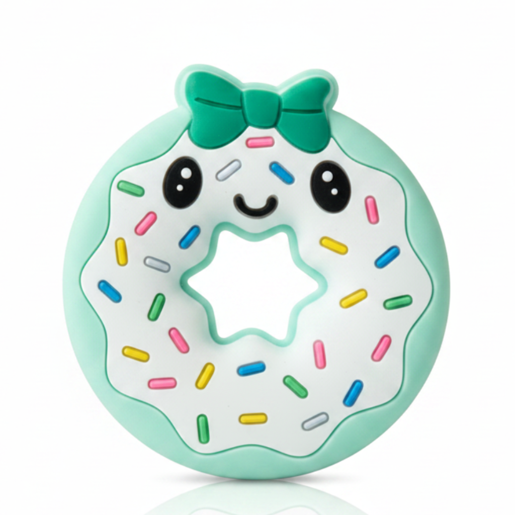 Dečija mint zelena glodalica u obliku krofne sa tamnozelenom mašnicom na vrhu brenda Baby teether za uzrast preko 3 meseca.