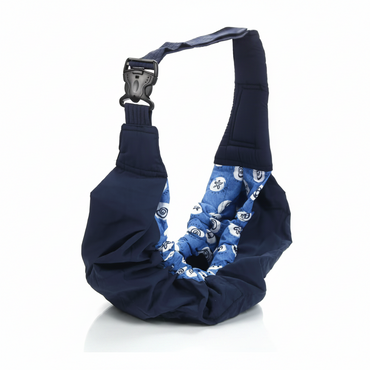 Teget plava kengur-marama za nošenje beba sa svetloplavim dezeniranim rubom u nautičkom stilu i crnom sigurnosnom kopčom na ramenu.