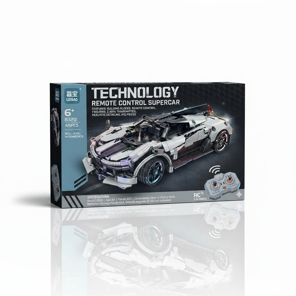 Srebrni dečiji superautomobil na daljinsko upravljanje napravljen od tehničkih kockica, prikazan sa daljinskim upravljačem i originalnim pakovanjem "Technology".