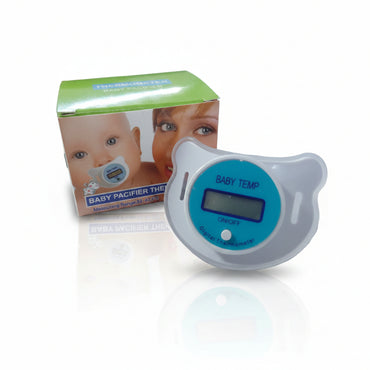 Beli digitalni medicinski termometar u obliku cucle sa svetloplavom prednjom maskom, LCD ekranom i natpisom Baby Temp.