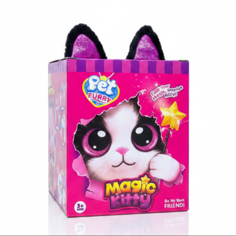 Crno-bela plišana interaktivna maca Magic Kitty sa ljubičastim svetlucavim ušima, roze nosićem i čarobnim štapićem pored originalne roze kutije.