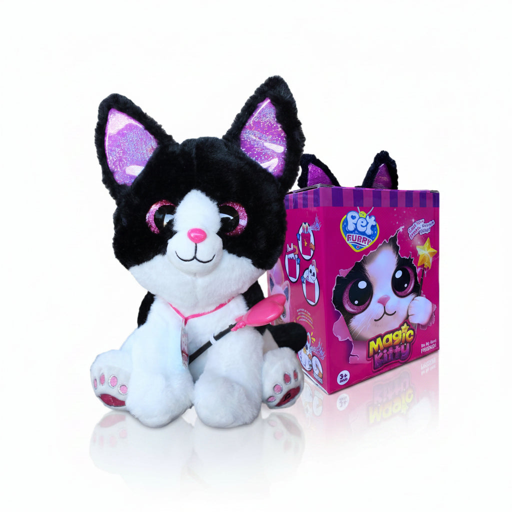 Crno-bela plišana interaktivna maca Magic Kitty sa ljubičastim svetlucavim ušima, roze nosićem i čarobnim štapićem pored originalne roze kutije.