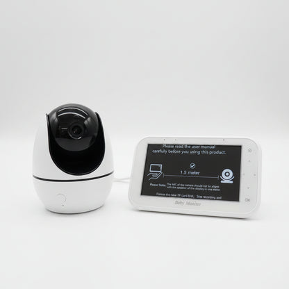 Bela rotirajuća pametna kamera bebi monitor sa crnim gornjim delom za objektiv pored horizontalnog bežičnog kontrolera sa ekranom od 4.3 inča i natpisom Baby Monitor.