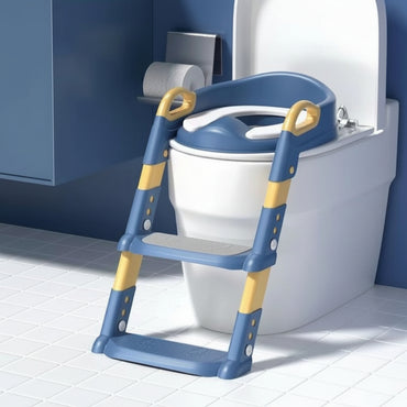 Dečija daska za WC šolju sa stepenicama i rukohvatima, podesiva po visini, postavljena na toalet.
