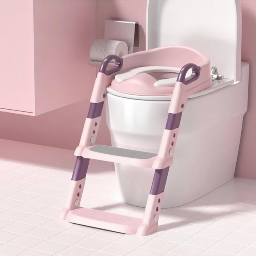 Dečija daska za WC šolju sa stepenicama i rukohvatima, podesiva po visini, postavljena na toalet.