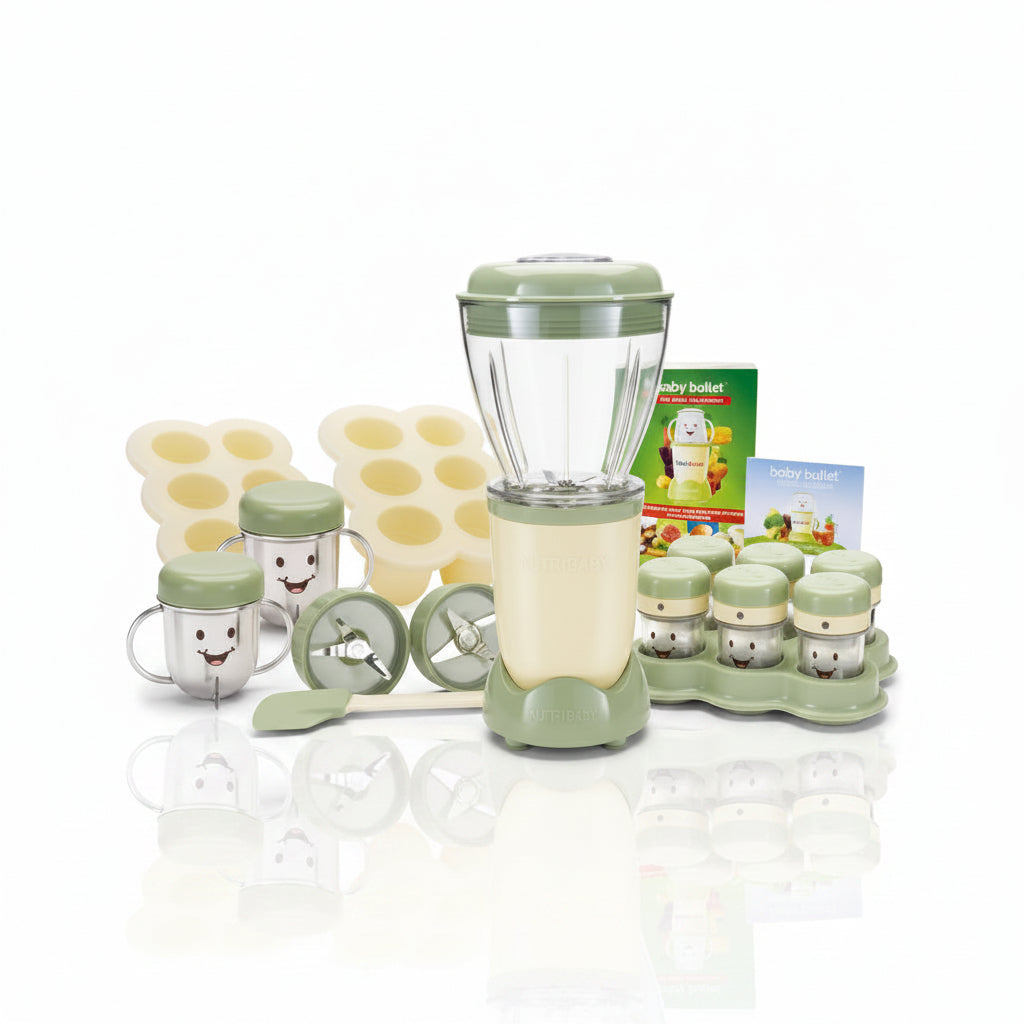 Zeleno-beli multifunkcionalni set sa blenderom za bebe koji sadrži glavnu posudu za blendiranje, manju čašu sa ručkama, špatulu i šest malih posudica sa poklopcima za čuvanje kašica poređanih na postolju.