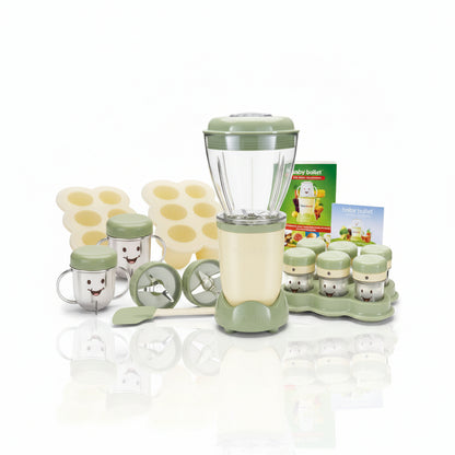 Zeleno-beli multifunkcionalni set sa blenderom za bebe koji sadrži glavnu posudu za blendiranje, manju čašu sa ručkama, špatulu i šest malih posudica sa poklopcima za čuvanje kašica poređanih na postolju.