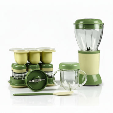 Zeleno-beli multifunkcionalni set sa blenderom za bebe koji sadrži glavnu posudu za blendiranje, manju čašu sa ručkama, špatulu i šest malih posudica sa poklopcima za čuvanje kašica poređanih na postolju.